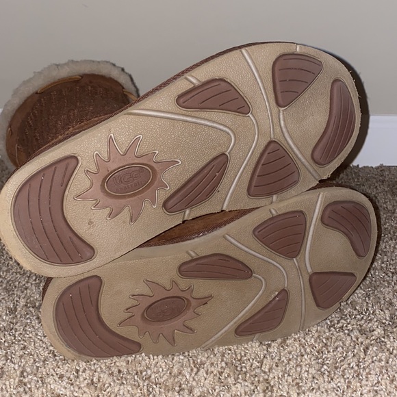 Brown sweater Ugg’s - Picture 4 of 4